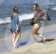 PEOPLE - Suki Waterhouse hat noch andere Bikinis dabei auf Barbados