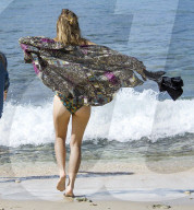 PEOPLE - Suki Waterhouse hat noch andere Bikinis dabei auf Barbados