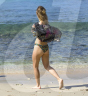 PEOPLE - Suki Waterhouse hat noch andere Bikinis dabei auf Barbados