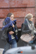 PEOPLE - Keira Knightley mit Baby Edie und ihren Eltern in New York unterwegs