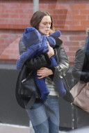 PEOPLE - Keira Knightley mit Baby Edie und ihren Eltern in New York unterwegs