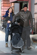 PEOPLE - Keira Knightley mit Baby Edie und ihren Eltern in New York unterwegs