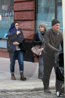 PEOPLE - Keira Knightley mit Baby Edie und ihren Eltern in New York unterwegs