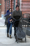PEOPLE - Keira Knightley mit Baby Edie und ihren Eltern in New York unterwegs