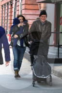 PEOPLE - Keira Knightley mit Baby Edie und ihren Eltern in New York unterwegs