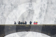 NEWS - Grosse Wassermassen am Caban Coch Damm in Wales