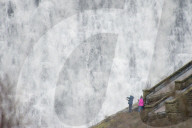 NEWS - Grosse Wassermassen am Caban Coch Damm in Wales
