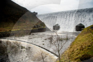 NEWS - Grosse Wassermassen am Caban Coch Damm in Wales