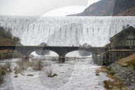 NEWS - Grosse Wassermassen am Caban Coch Damm in Wales