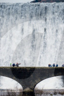 NEWS - Grosse Wassermassen am Caban Coch Damm in Wales