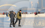 FEATURE - Winterspass: Chinesen amüsieren sich auf dem zugefrorenen Fluss Songhua