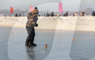 FEATURE - Winterspass: Chinesen amüsieren sich auf dem zugefrorenen Fluss Songhua