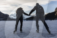 FEATURE - Kandersteg: Schlittschuhlaufen auf dem Oeschinensee