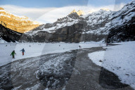 FEATURE - Kandersteg: Schlittschuhlaufen auf dem Oeschinensee