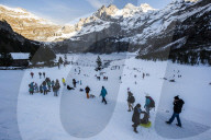 FEATURE - Kandersteg: Schlittschuhlaufen auf dem Oeschinensee