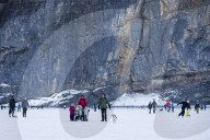 FEATURE - Kandersteg: Schlittschuhlaufen auf dem Oeschinensee