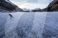 FEATURE - Kandersteg: Schlittschuhlaufen auf dem Oeschinensee