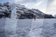 FEATURE - Kandersteg: Schlittschuhlaufen auf dem Oeschinensee