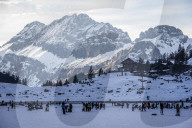 FEATURE - Kandersteg: Schlittschuhlaufen auf dem Oeschinensee