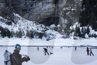 FEATURE - Kandersteg: Schlittschuhlaufen auf dem Oeschinensee