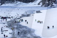 FEATURE - Kandersteg: Schlittschuhlaufen auf dem Oeschinensee