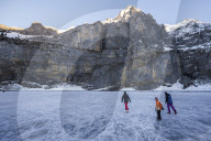 FEATURE - Kandersteg: Schlittschuhlaufen auf dem Oeschinensee