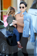 PEOPLE - Kourtney Kardashian mit ihren Kindern und ihrer Nichte Nori unterwegs