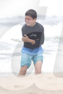 EXKLUSIV - Frederik und Christian von DŠnemark lernen Surfen in der Byron Bay