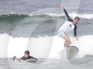EXKLUSIV - Frederik und Christian von DŠnemark lernen Surfen in der Byron Bay
