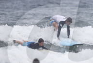 EXKLUSIV - Frederik und Christian von DŠnemark lernen Surfen in der Byron Bay