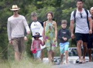 EXKLUSIV - Frederik und Christian von DŠnemark lernen Surfen in der Byron Bay