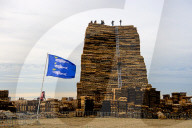 NEWS - Stapel aus Holzpaletten soll zum grössten Lagerfeuer der Welt werden