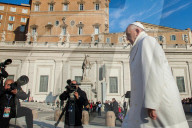 NEWS - Vatikan: Papst Franziskus hält etwas "verpfnüselt" Audienz