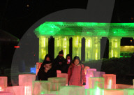 FEATURE - Eiskalte Schönheit - Besucher im Eis-Licht-Garten in Harbin