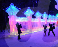 FEATURE - Eiskalte Schönheit - Besucher im Eis-Licht-Garten in Harbin
