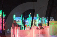 FEATURE - Eiskalte Schönheit - Besucher im Eis-Licht-Garten in Harbin