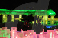 FEATURE - Eiskalte Schönheit - Besucher im Eis-Licht-Garten in Harbin