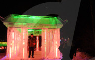FEATURE - Eiskalte Schönheit - Besucher im Eis-Licht-Garten in Harbin