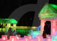 FEATURE - Eiskalte Schönheit - Besucher im Eis-Licht-Garten in Harbin