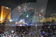 FEATURE - 2016: Party und Feuerwerk rund um den Globus