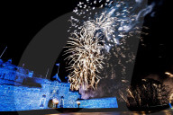 FEATURE - 2016: Party und Feuerwerk rund um den Globus