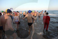 FEATURE - 2016: Neujahrs-Schwimmen an diversen Stränden