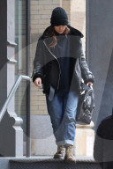 PEOPLE - Kiera Knightly warm gekleidet unterwegs zum Broadway