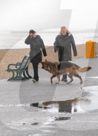 PEOPLE - David Gilmour macht einen Strandspaziergang