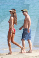 EXKLUSIV - Izabel Goulart zeigt ihr 'Sixpack'am Beach von Trancoso 