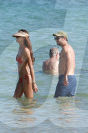 EXKLUSIV - Izabel Goulart zeigt ihr 'Sixpack'am Beach von Trancoso 