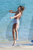 EXKLUSIV - Izabel Goulart zeigt ihr 'Sixpack'am Beach von Trancoso 