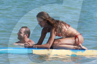EXKLUSIV - Izabel Goulart zeigt ihr 'Sixpack'am Beach von Trancoso 