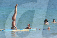 EXKLUSIV - Izabel Goulart zeigt ihr 'Sixpack'am Beach von Trancoso 