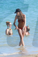 EXKLUSIV - Izabel Goulart zeigt ihr 'Sixpack'am Beach von Trancoso 